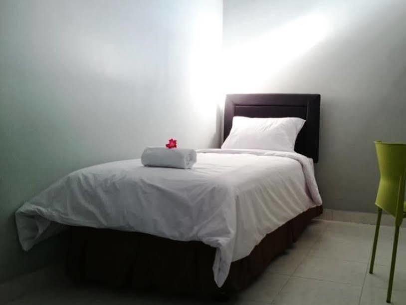 Reddoorz Plus @ Hotel Star 88 Tugu Exterior foto