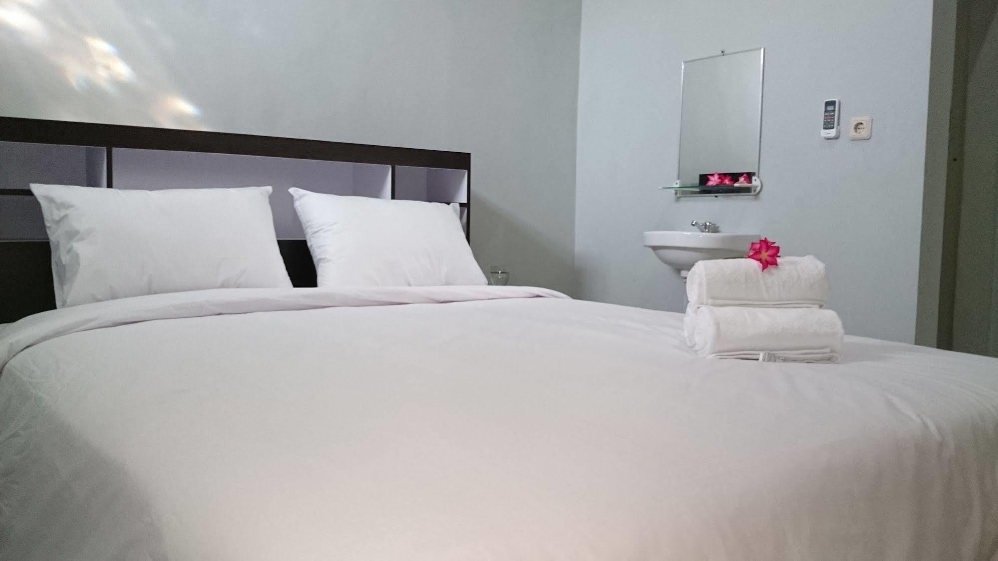 Reddoorz Plus @ Hotel Star 88 Tugu Exterior foto
